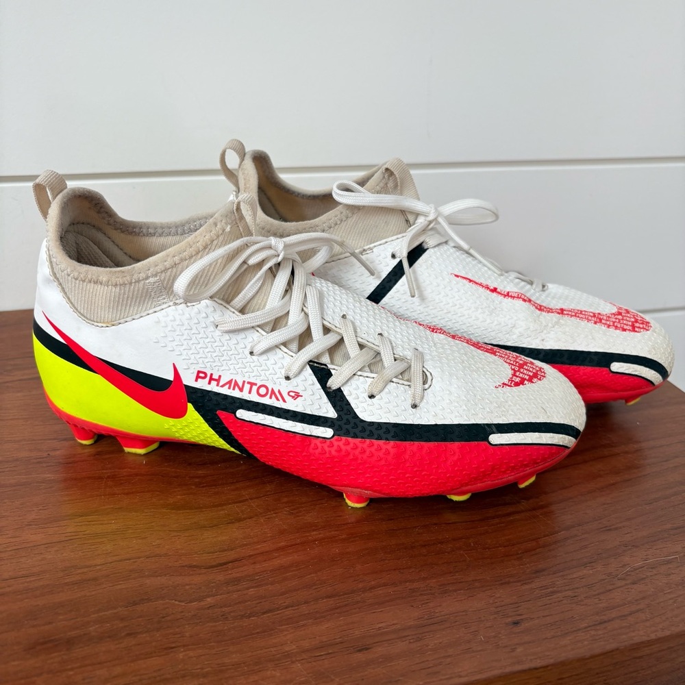 Nike Jr. Phantom GT2 Academy Dynamic Fit F/MG White Youth 4.5Y Soccer Cleats